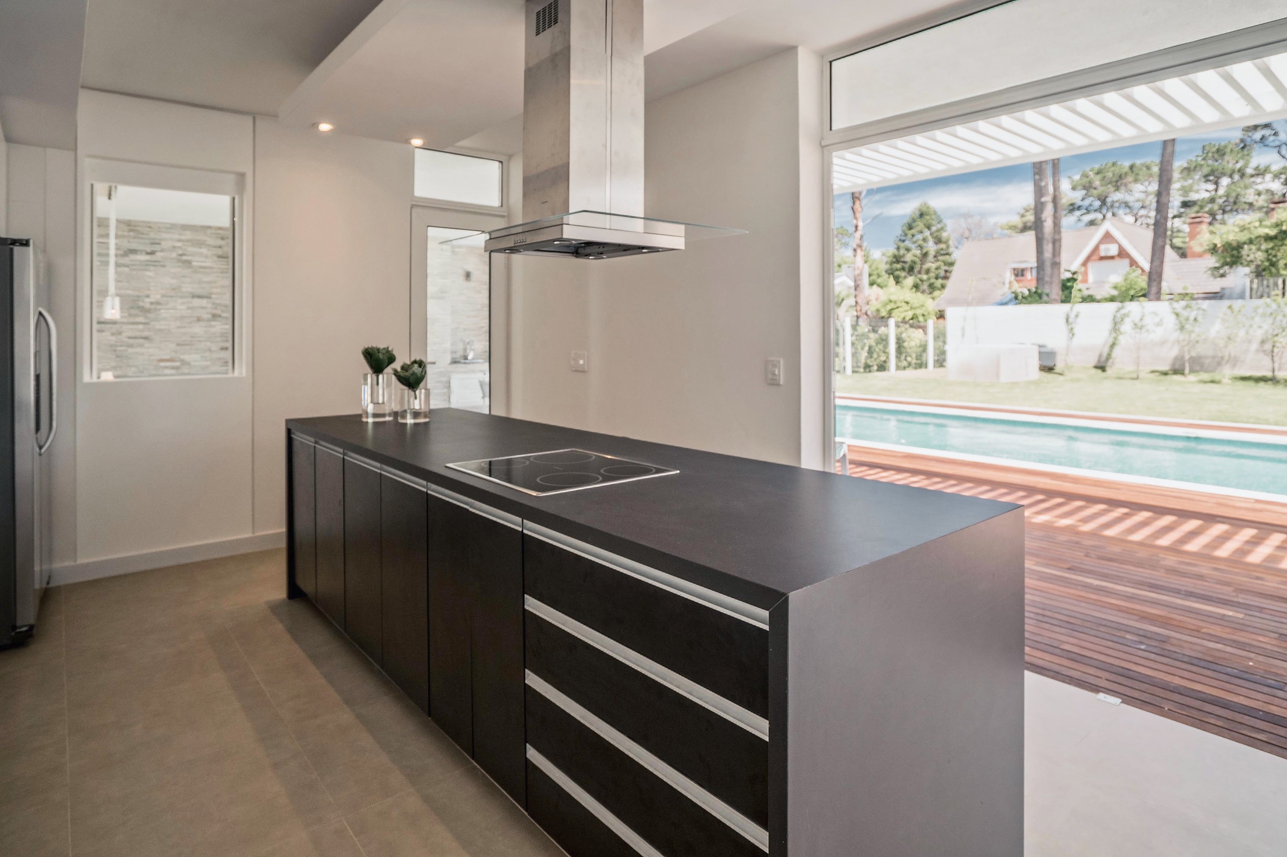 Cocina con isla y vista a la piscina de Boulevard Park