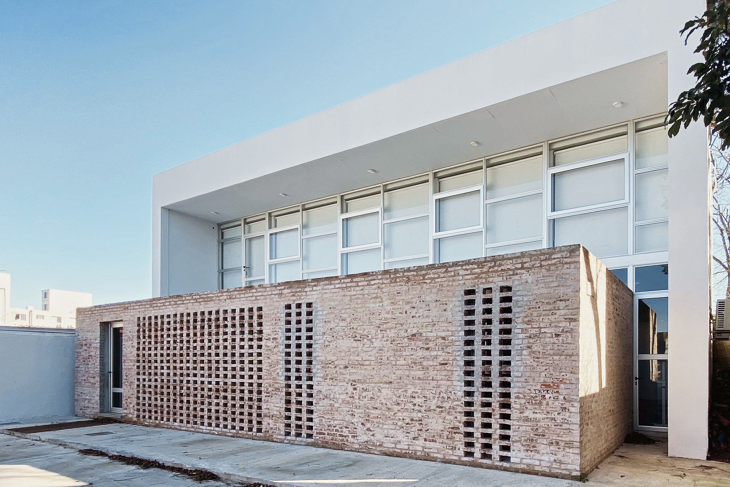 Vista exterior de Dojo y su gran paño de carpinterías