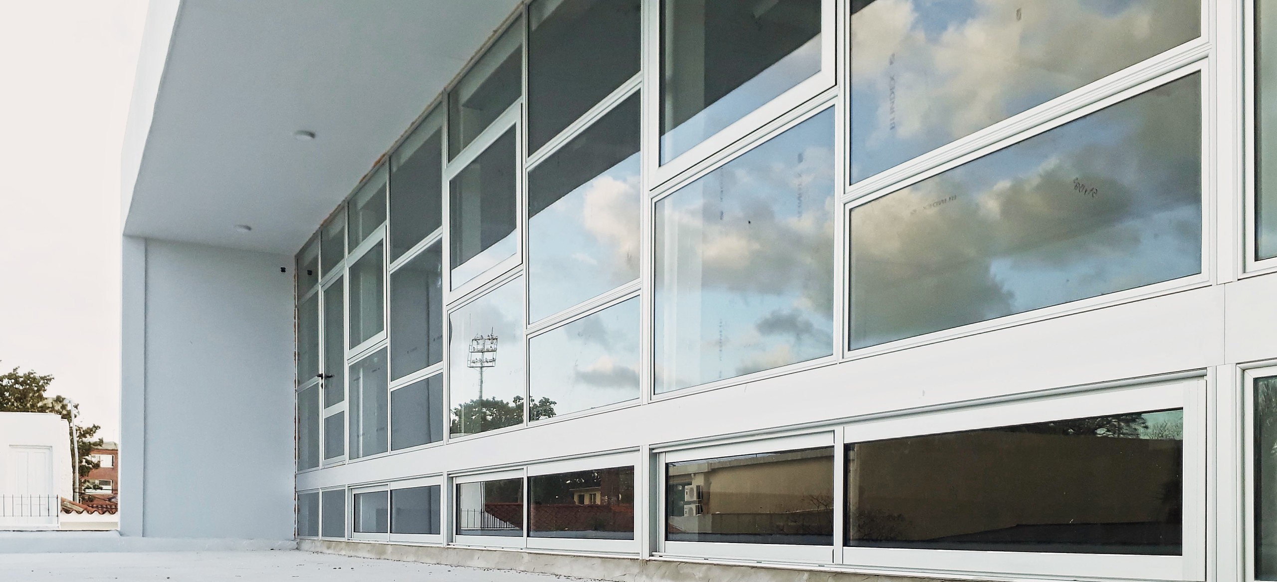 Fachada de Dojo con pantalla de ladrillo perforado