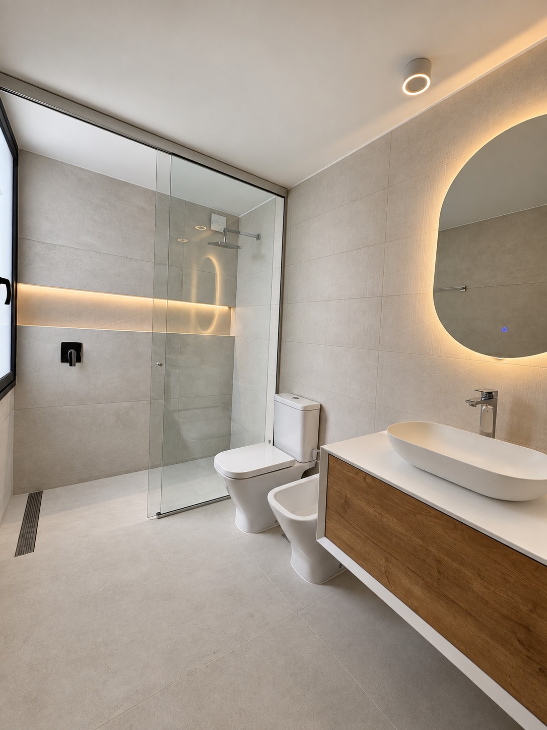 Baño de Match Point con iluminación integrada